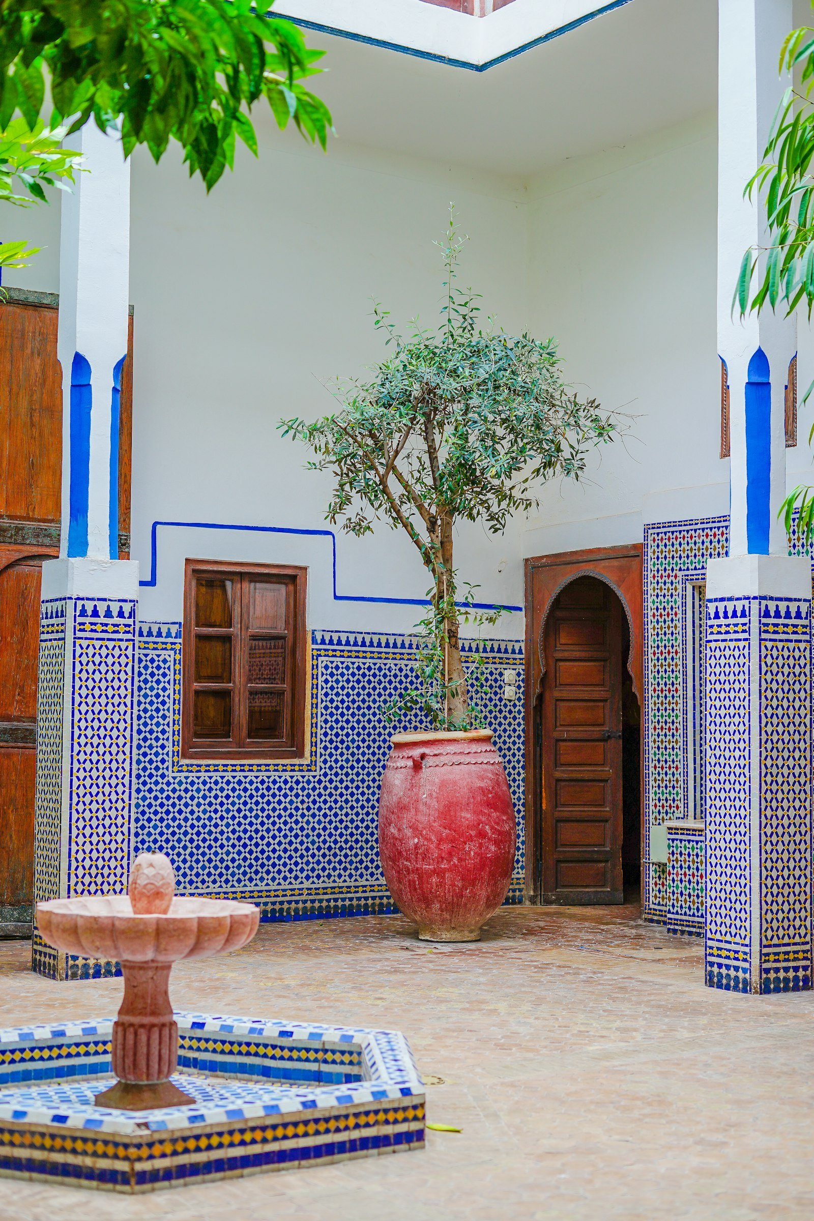 Intérieur de riad · zellige & bois sculpté